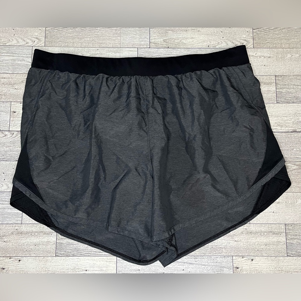 Under Armour Grey & Black Heatgear Athletic Shorts Size Large